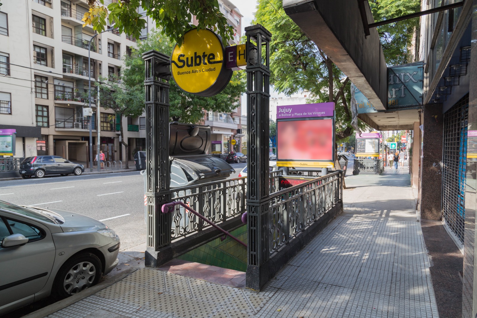 Acceso a la estación Jujuy de la línea E